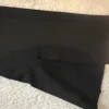 Schwarze Stoffhose mit Schlitz am Bein