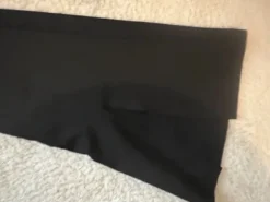 Schwarze Stoffhose mit Schlitz am Bein