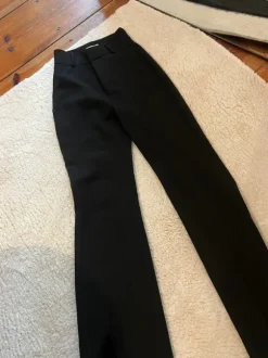 Schwarze Stoffhose mit Schlitz am Bein