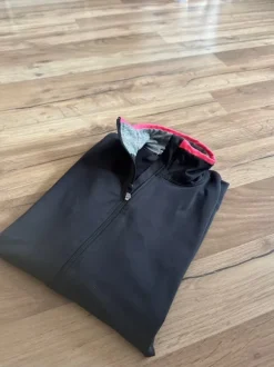Schwarze Trainingsjacke