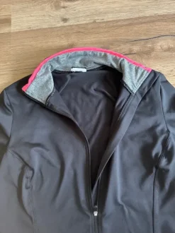 Schwarze Trainingsjacke