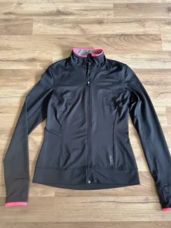 Schwarze Trainingsjacke