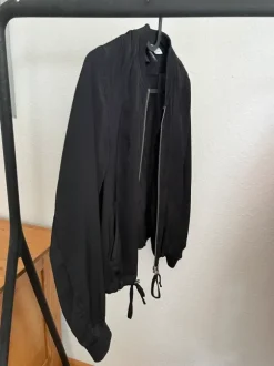 Schwarzer Blouson