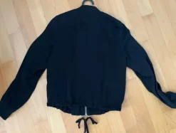 Schwarzer Blouson