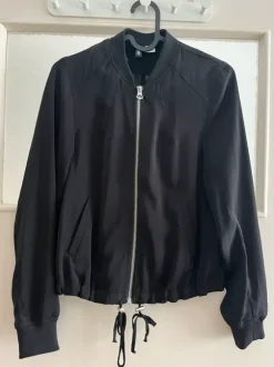 Schwarzer Blouson