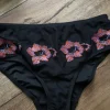 Schwarzer Boho Bikini mit Blumenstickerei