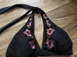 Schwarzer Boho Bikini mit Blumenstickerei