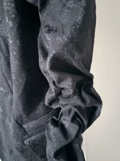 Schwarzer Dreiviertel Blazer mit Muster von H&M