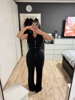 Schwarzer eleganter Jumpsuit mit goldenen Knöpfen