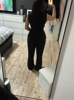 Schwarzer eleganter Jumpsuit mit goldenen Knöpfen