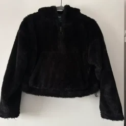 Schwarzer Hoodie