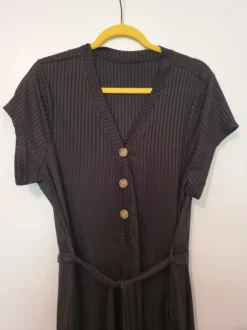 Schwarzer Overall mit Gürtel