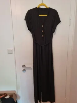 Schwarzer Overall mit Gürtel
