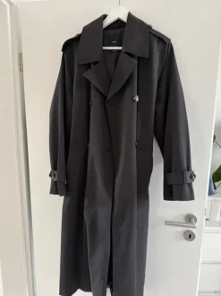 Schwarzer Trenchcoat
