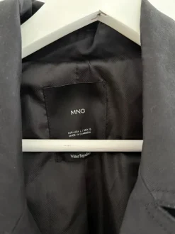 Schwarzer Trenchcoat