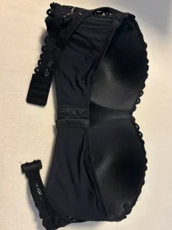 Schwarzer trägerloser BH mit Spitze