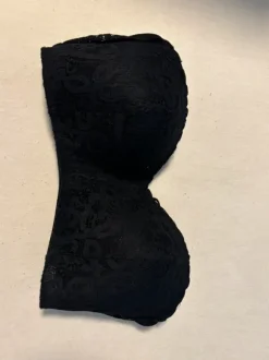 Schwarzer trägerloser BH mit Spitze