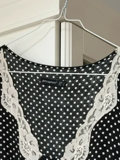 Schwarzes gepunktetes Kleid mit Spitze V-Ausschnitt