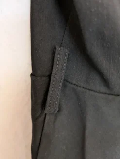 Schwarzes, knielanges Kleid