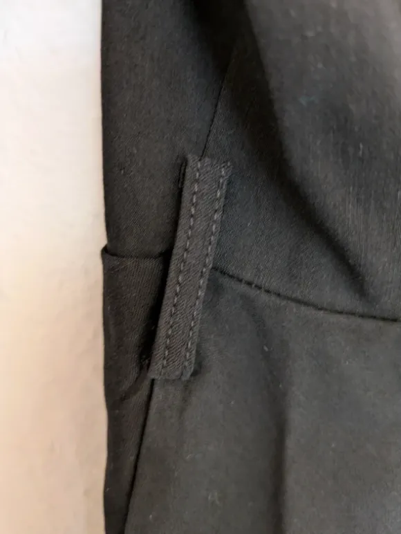 Schwarzes, knielanges Kleid
