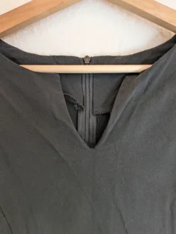 Schwarzes, knielanges Kleid