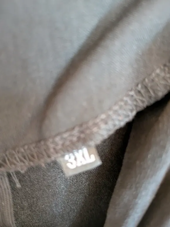 Schwarzes, knielanges Kleid