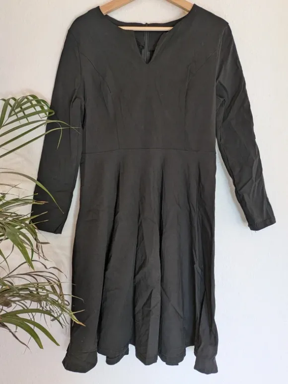 Schwarzes, knielanges Kleid
