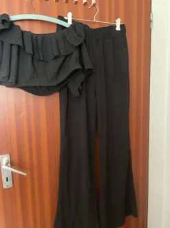 Schwarzes Off-Shoulder Crop Top & weite Hose Set
