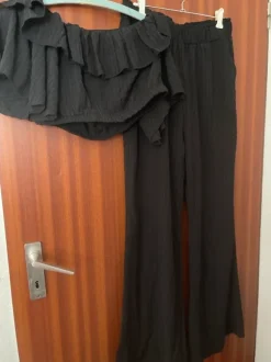 Schwarzes Off-Shoulder Crop Top & weite Hose Set