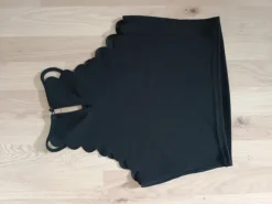 Schwarzes verspieltes Crop Top