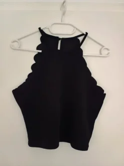 Schwarzes verspieltes Crop Top