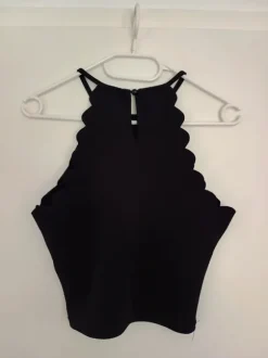 Schwarzes verspieltes Crop Top