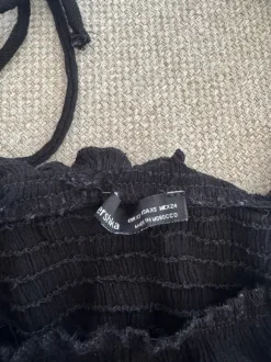 Süßer Bershka schwarzer Jumpsuit mit Rüschen & Bindeträgern XS