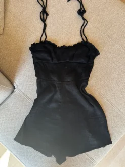 Süßer Bershka schwarzer Jumpsuit mit Rüschen & Bindeträgern XS