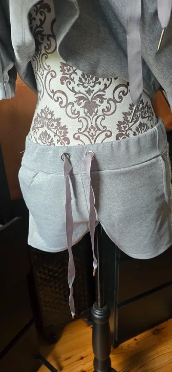 Süßer Jogginganzug mit Glitzer