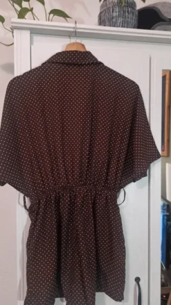 Süßer Jumpsuit gepunktet
