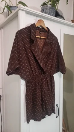 Süßer Jumpsuit gepunktet