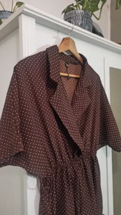 Süßer Jumpsuit gepunktet
