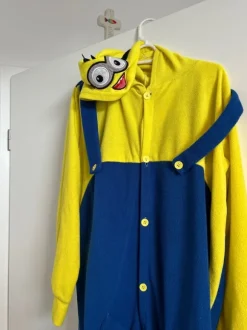 Süßer Minionjumpsuit