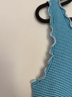 Süßes blaues top