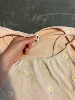 Süßes Oberteilset mit Blumen - perfekt für den Sommer
