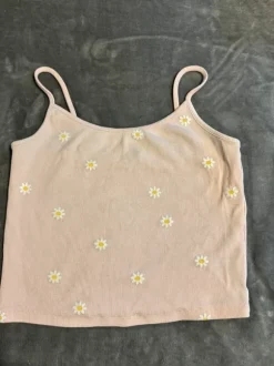 Süßes Oberteilset mit Blumen - perfekt für den Sommer