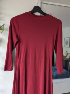 Süßes rotes Kleid