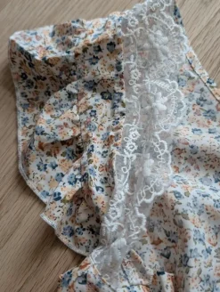 Süßes Sommerkleid mit offenem Rückenteil