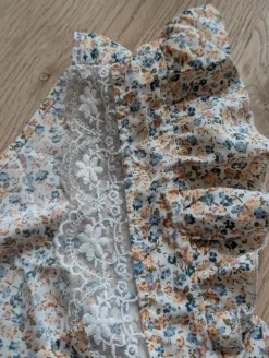 Süßes Sommerkleid mit offenem Rückenteil