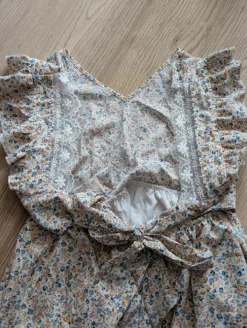 Süßes Sommerkleid mit offenem Rückenteil