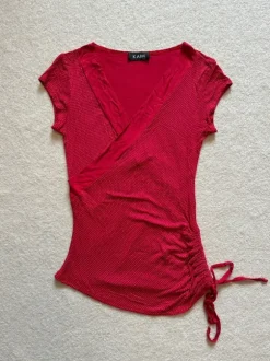Shirt rot gepunktet