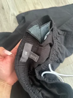 Shorts in schwarz mit leichten Streifen
