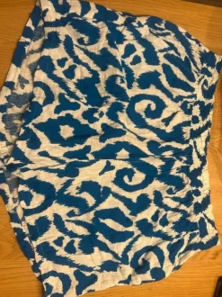 Shorts mit blau weißem Muster