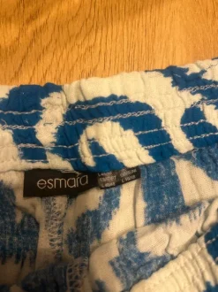 Shorts mit blau weißem Muster